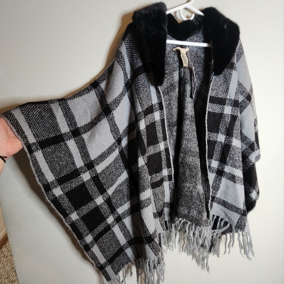 NWT Soft Surroundings Wool Alpaca Blend Black Grey Plaid Poncho Faux Fur Collar - Picture 13 of 16